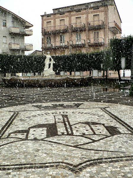 Piazza innevata