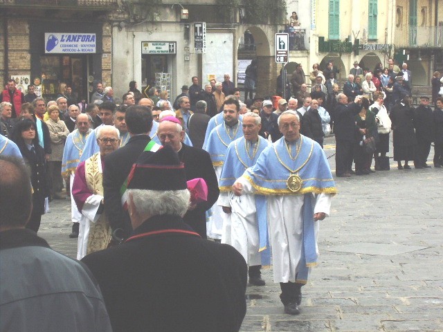 baciamo le mani....