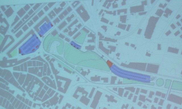 in viola i parcheggi dell'autostazione (a destra) e quelli sotterranei